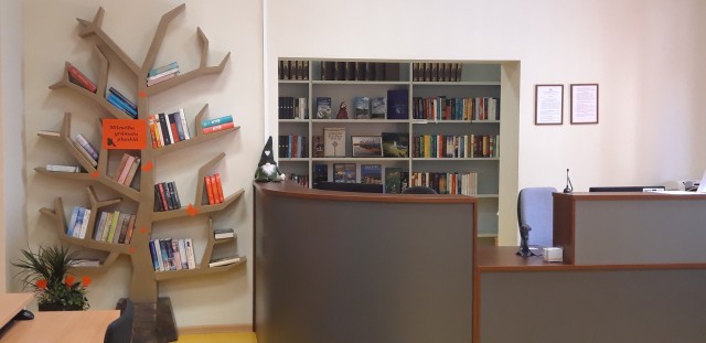 Bibliotēkas lasītāju apkalpošanas lete